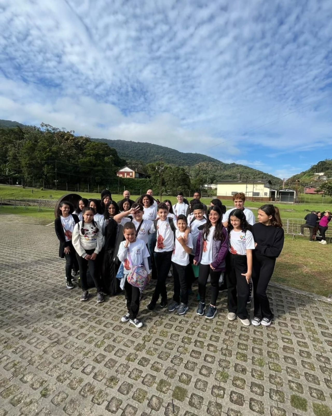 Grupo de alunos em apresentação externa