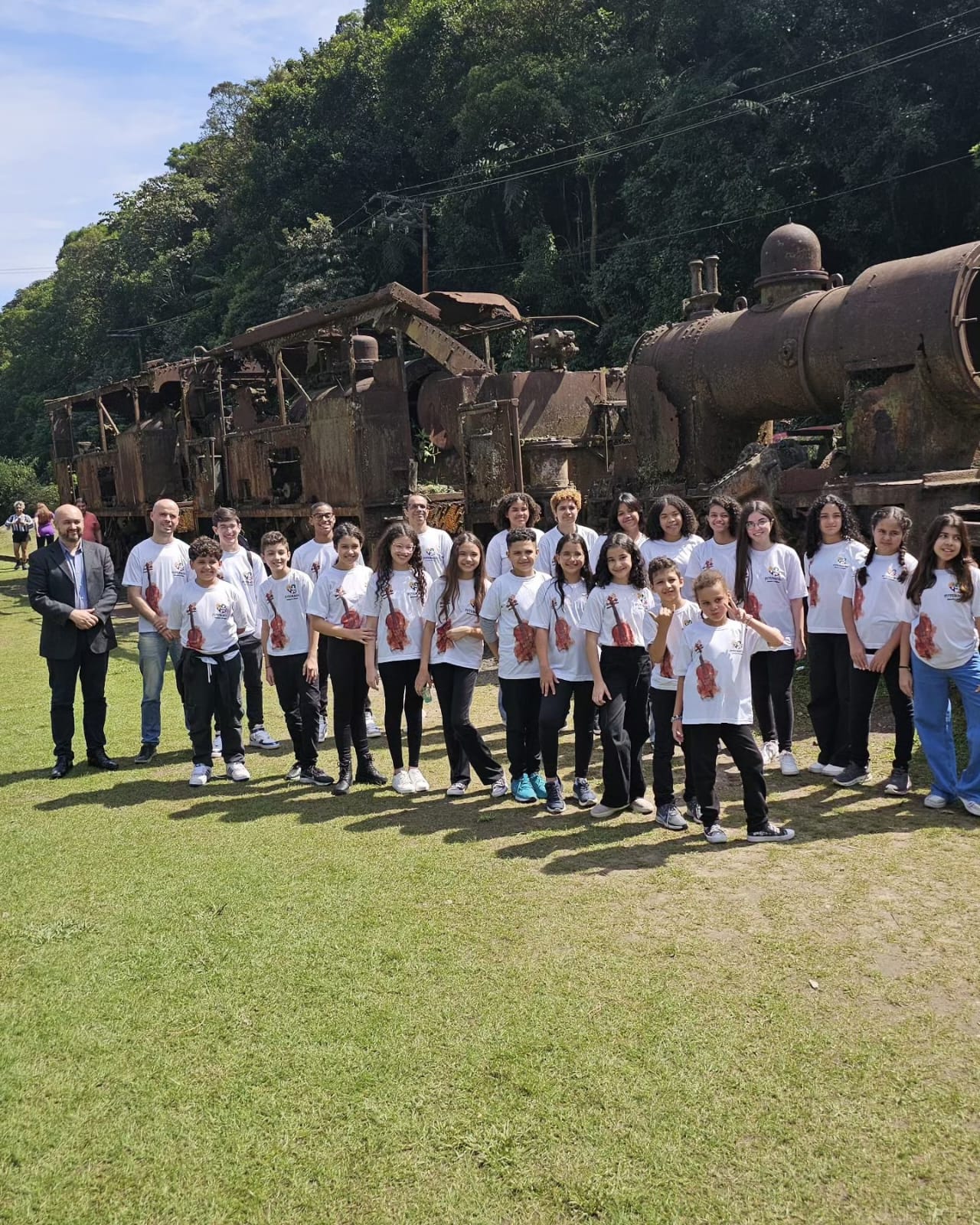 Orquestra Mirim Na Trilha do Amanhã reunida